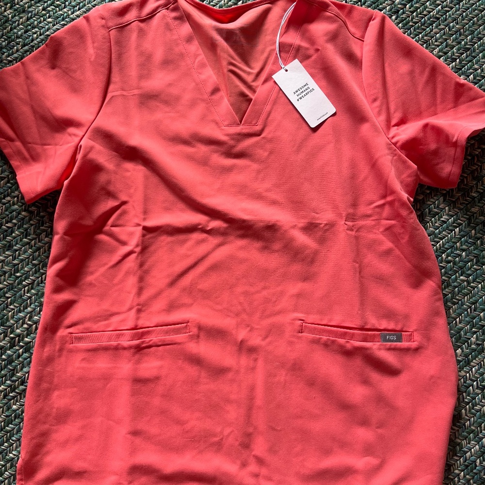 Figs Coral Large Casma Scrub top